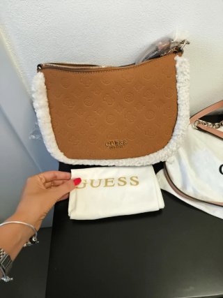 Borsa Guess marrone con dettagli bianchi