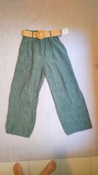 Pantalón ancho verde con cinturón