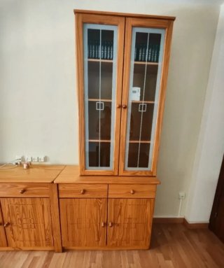Mueble de pino con vitrinas y puertas