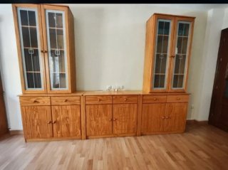 Mueble de pino con vitrinas y puertas