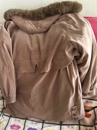 Chaquetón marrón con capucha y pelo