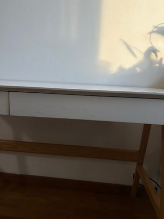 Escritorio blanco estilo nórdico con cajones y pat