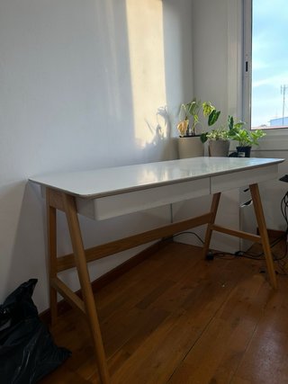 Escritorio blanco estilo nórdico con cajones y pat