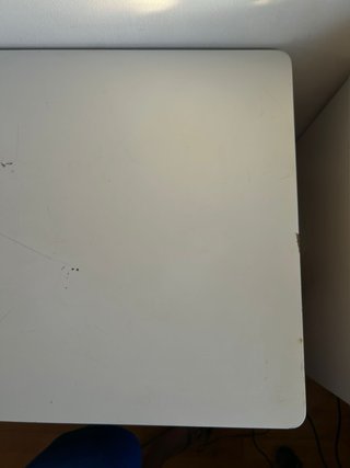 Escritorio blanco estilo nórdico con cajones y pat