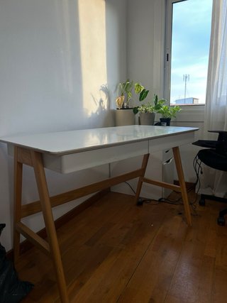 Escritorio blanco estilo nórdico con cajones y pat