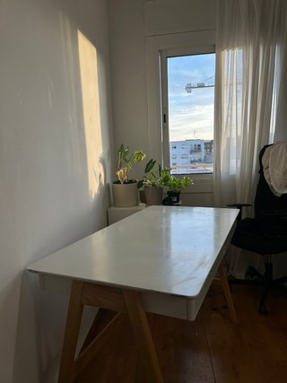 Escritorio blanco estilo nórdico con cajones y pat