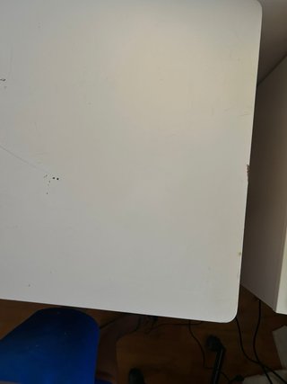 Escritorio blanco estilo nórdico con cajones y pat