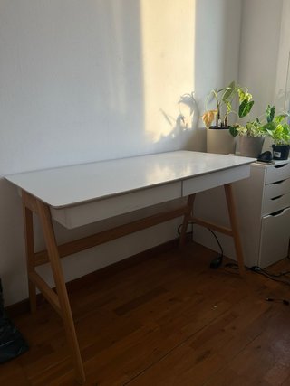 Escritorio blanco estilo nórdico con cajones y pat