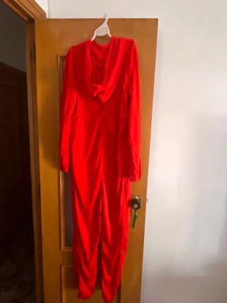 Disfraz rojo con capucha