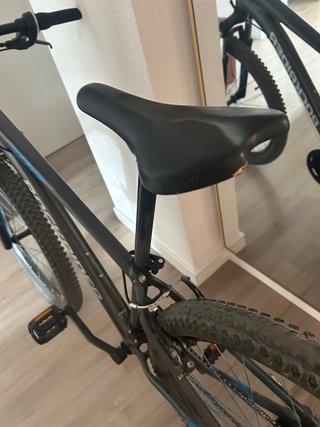 Bicicleta de montaña negra ROCKRIDER 27,5