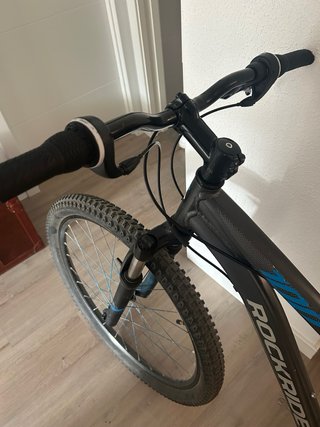 Bicicleta de montaña negra ROCKRIDER 27,5
