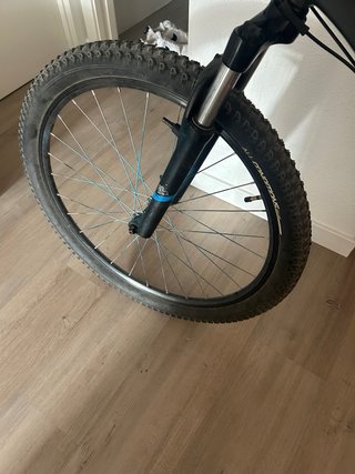 Bicicleta de montaña negra ROCKRIDER 27,5