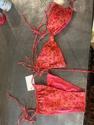 Bikini Zara floral rosa y rojo Precio original 40e
