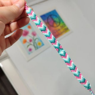 Pulsera de hilo encerado tejida a mano