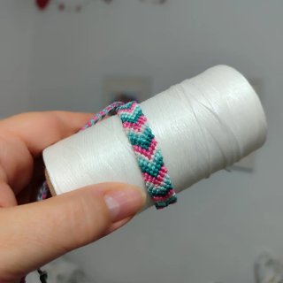 Pulsera de hilo encerado tejida a mano