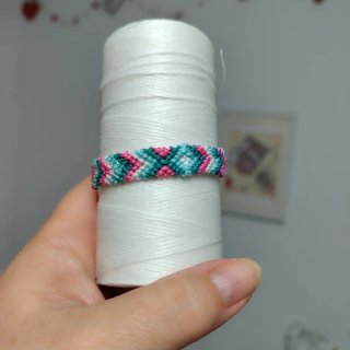 Pulsera de hilo encerado tejida a mano