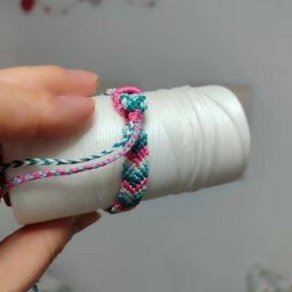 Pulsera de hilo encerado tejida a mano