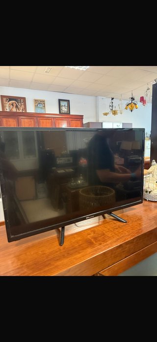 Televisor negro con mando
