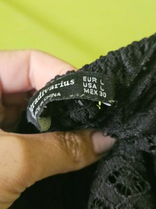 Top encaje Stradivarius negro