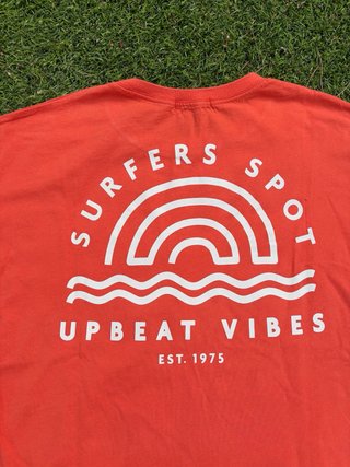Camiseta naranja con estampado