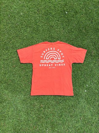 Camiseta naranja con estampado