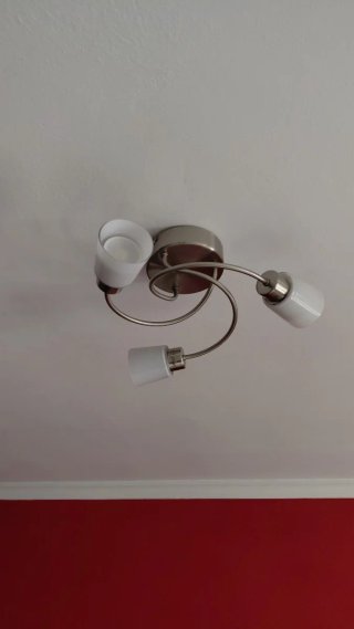 Lámpara de techo Ikea plateada y blanca