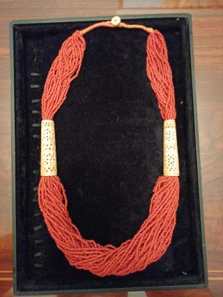Collar de coral con detalles blancos