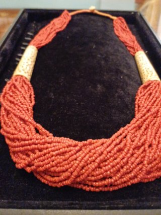 Collar de coral con detalles blancos