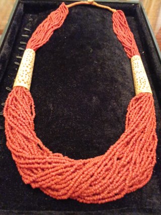 Collar de coral con detalles blancos