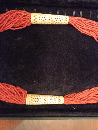 Collar de coral con detalles blancos
