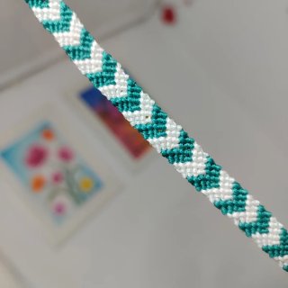 Pulsera artesanal tejida con algodón encerado