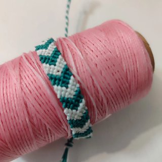 Pulsera artesanal tejida con algodón encerado