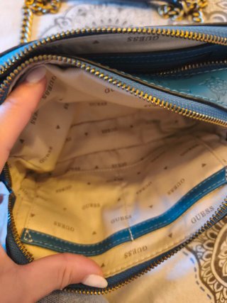 Bolso Guess Azul y Dorado