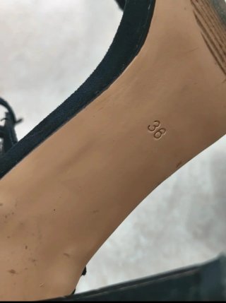 Sandalias de tacón negras con tiras