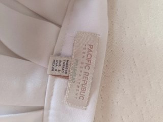 Falda blanca plisada