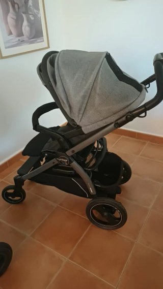 Carro de bebé gris y negro peg-perego