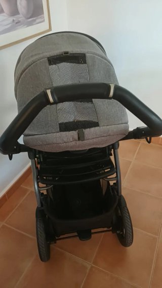 Carro de bebé gris y negro peg-perego