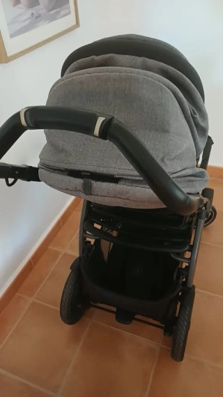 Carro de bebé gris y negro peg-perego
