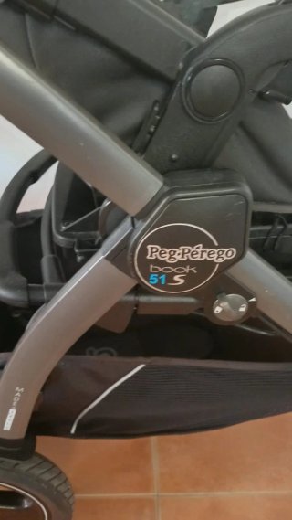 Carro de bebé gris y negro peg-perego