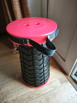 Taburete telescópico plegable rojo y negro