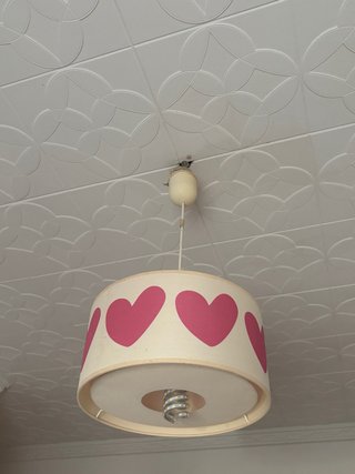 Lámpara infantil con corazones rosas