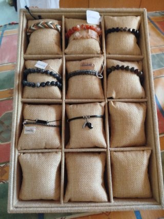 Expositor y lote de pulseras