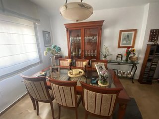 Mesa comedor y 6 sillas + vitrina