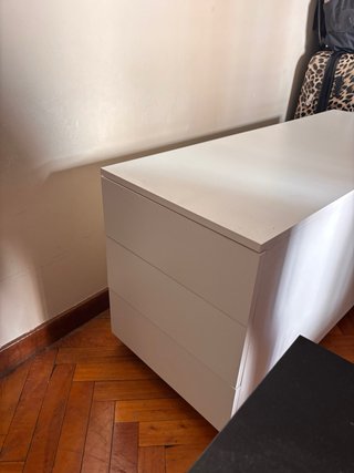 Mueble blanco de almacenaje con 3 cajones y estant