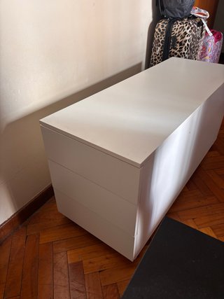 Mueble blanco de almacenaje con 3 cajones y estant