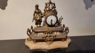 Reloj de sobremesa antiguo de bronce