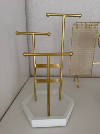 Joyero dorado con base blanca