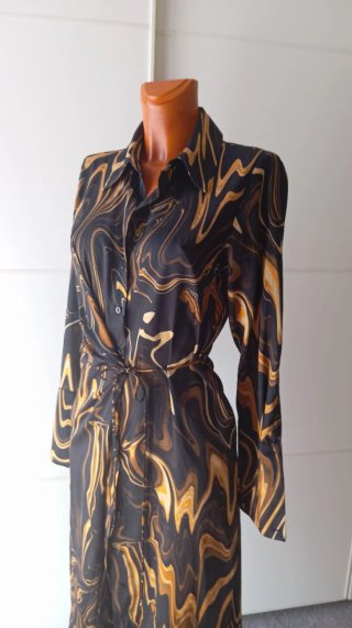 Vestido negro y dorado de Mango.