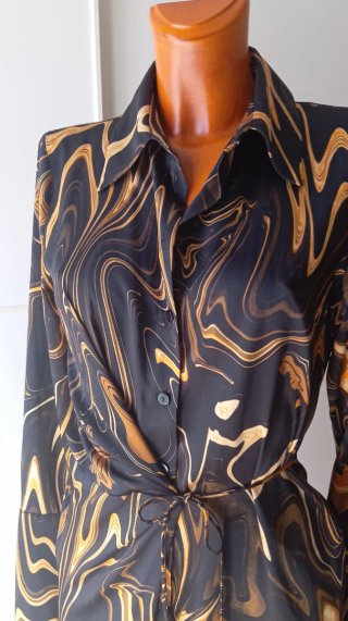 Vestido negro y dorado de Mango.