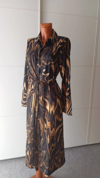 Vestido negro y dorado de Mango.